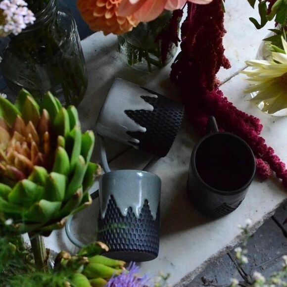 Cieri Fabrication drip mug in sage / black clay body - Picture 13 of 13